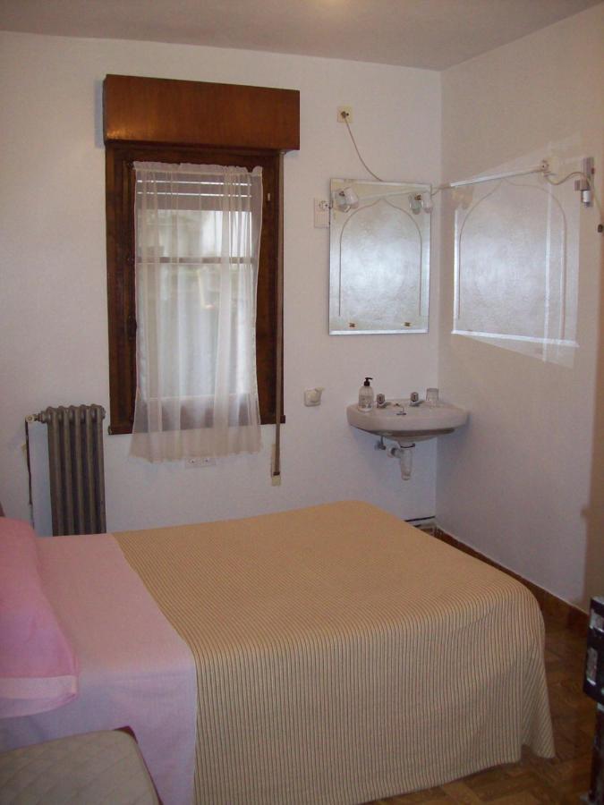 Pension Los Pinos Gijón Exteriör bild